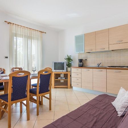 Beautiful Apartment In Porec With Kitchen מראה חיצוני תמונה
