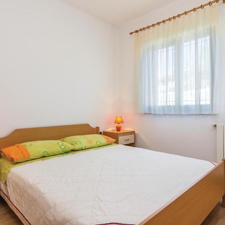 Beautiful Apartment In Porec With Kitchen מראה חיצוני תמונה