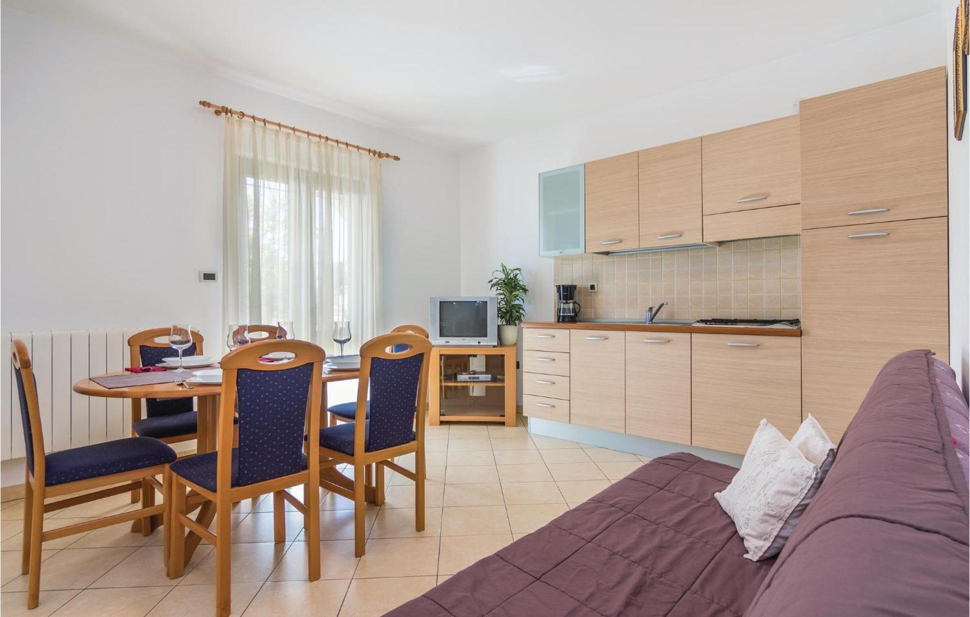 Beautiful Apartment In Porec With Kitchen מראה חיצוני תמונה