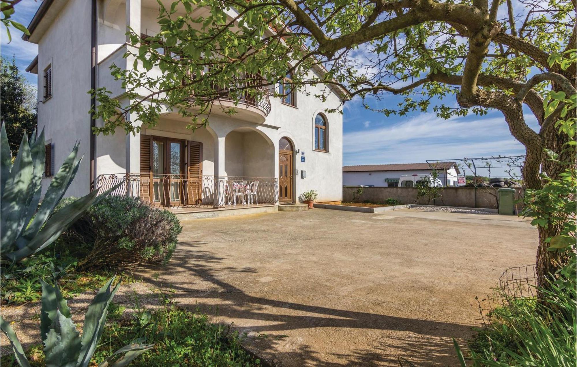 Beautiful Apartment In Porec With Kitchen מראה חיצוני תמונה