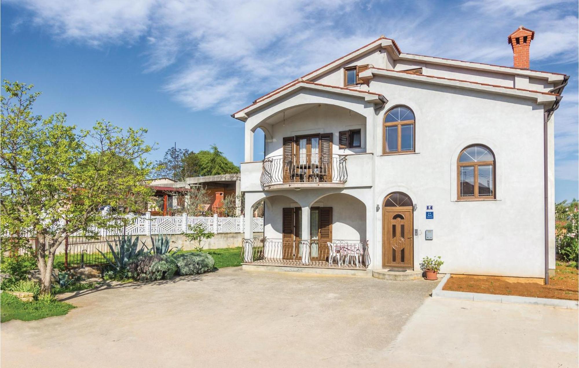 Beautiful Apartment In Porec With Kitchen מראה חיצוני תמונה